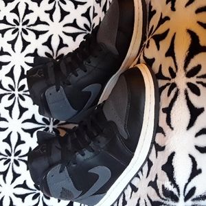 Air Jordan 1 (Black/Dark Gray/Summit White)